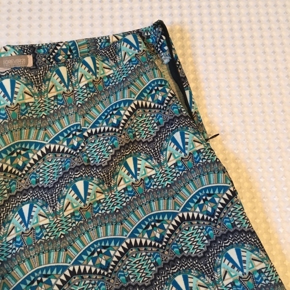 Forever 21 Shorts Womens Medium Side Zipper Geo-Design High Rise - Picture 7 of 7